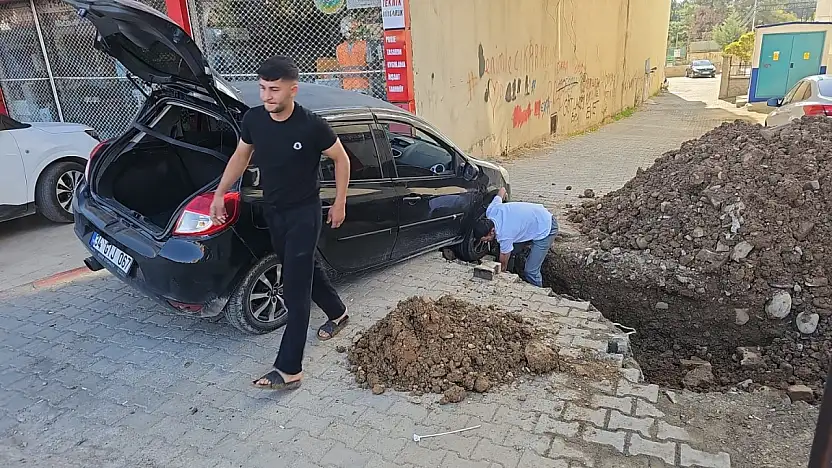 Siirt'te Altyapı Çalışması Sırasında Araç Çukura Düştü