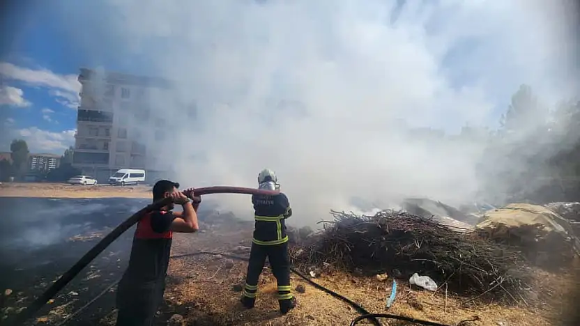 Siirt'te Anız Yangını: 3 Ton Odun Kül Oldu