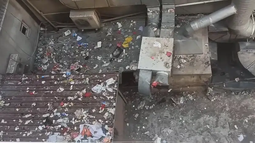 Siirt'te Apartman Aralarına Atılan Çöpler Vatandaşları Rahatsız Ediyor