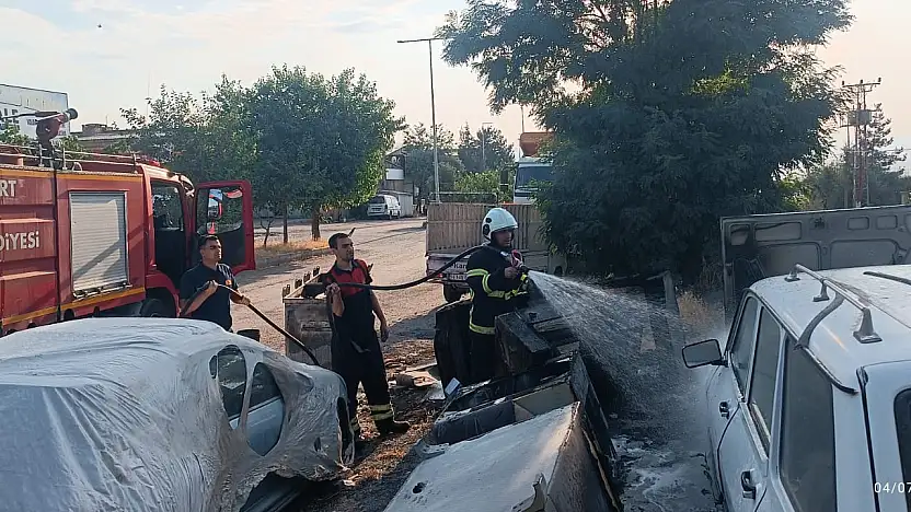 Siirt'te Atıl Çekyatlar Alev Aldı, Yangın Otomobile Sıçradı