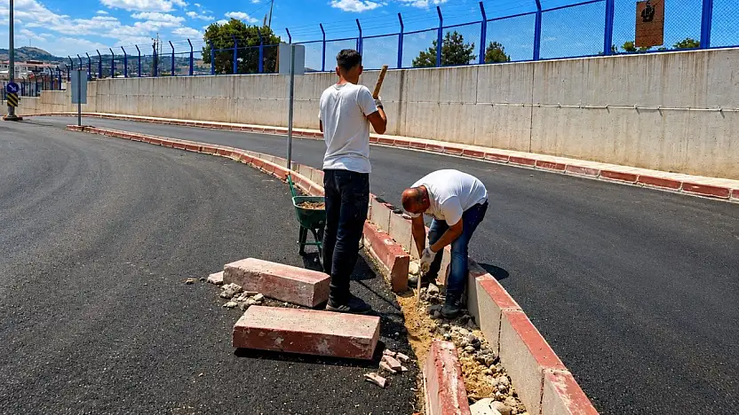 Siirt'te Barış Mahallesi ve Ana Caddelerde Yol ve Kaldırım Çalışmaları Sürüyor