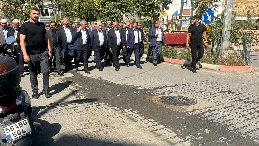 Siirt'te Belediye Başkanı, Kanaat Önderinin Taziyesi İçin Oğlunun Düğününü İptal Etti