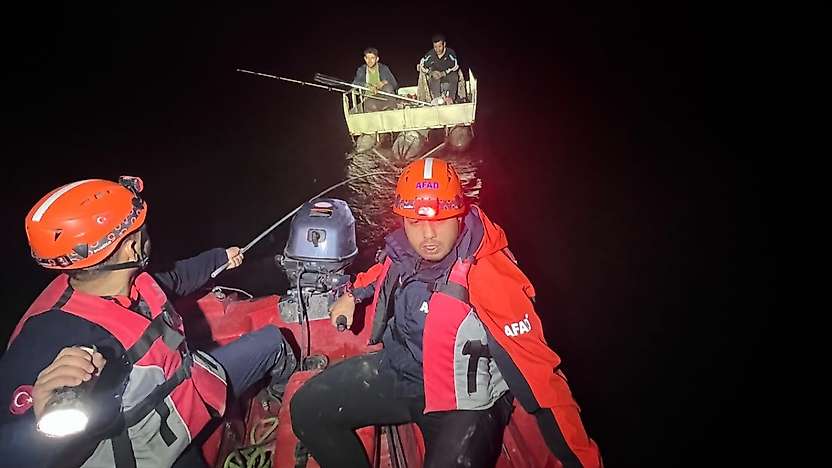 Siirt'te Botan Çayı'nda Gece Yarısı Kurtarma Operasyonu! 2 Kişi Sal Üzerinde Mahsur Kaldı