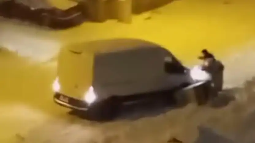 Siirt'te Buzlanan Yollarda Araçlar Zor Anlar Yaşıyor