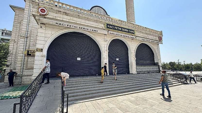 Siirt'te Camilerde ve Taziye Evlerinde Elektrik Kesintisi Sürüyor: Vatandaş Soğuğa Mahkûm