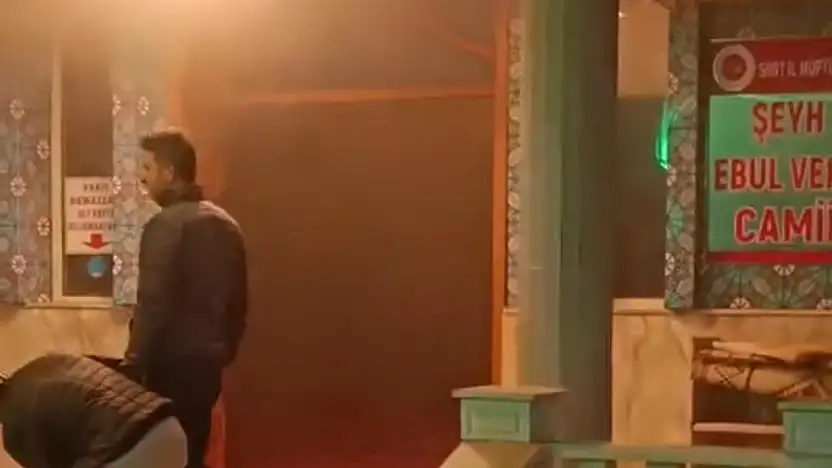 Siirt'te Camiyi Yaktı İddiası: Üşüdüğü İçin Seccadeleri Ateşe Verdi