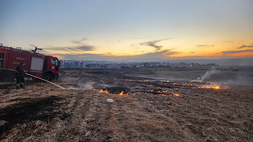 Siirt'te Çevre Yolu'nda Anız Yangını!