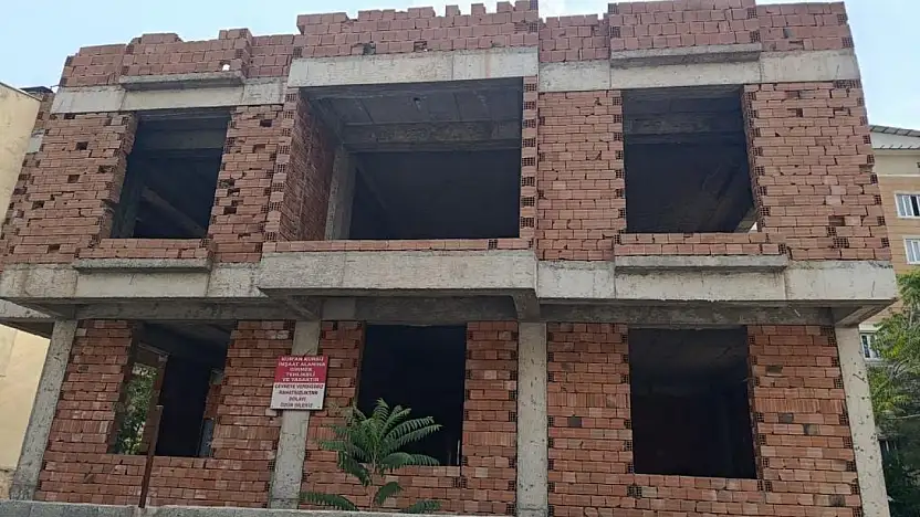 Siirt'te Çocuklar İçin Kuran Kursu Yapılacaktı, Madde Bağımlılarının Yuvası Oldu! 3 Yıldır Bekliyor