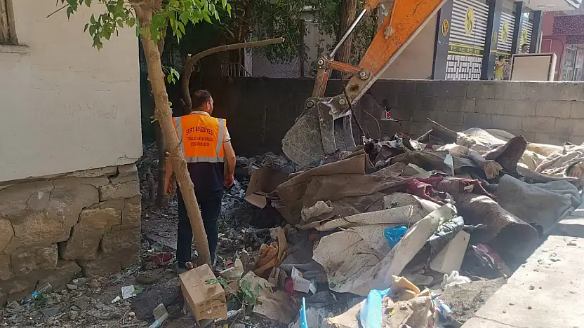 Siirt'te Çöp Eve Belediye Müdahalesi: 2 Kamyon Çöp Çıkarıldı