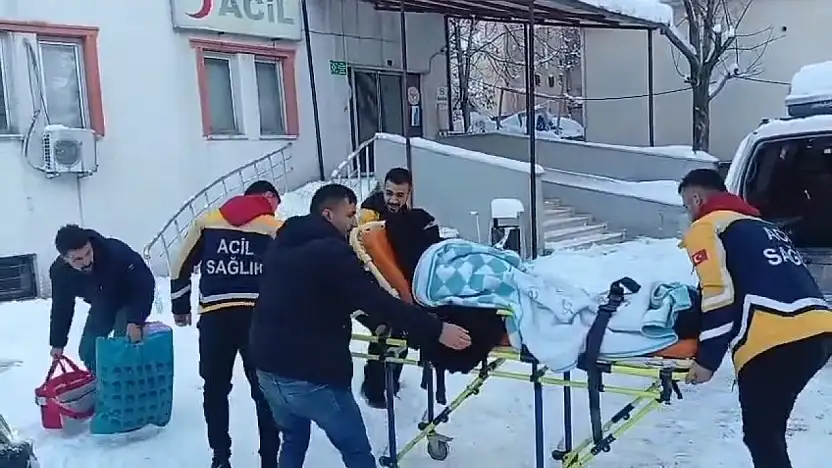 Siirt'te doğum sancısı başlayan kadın 5 saatlik çalışmayla hastaneye ulaştırıldı