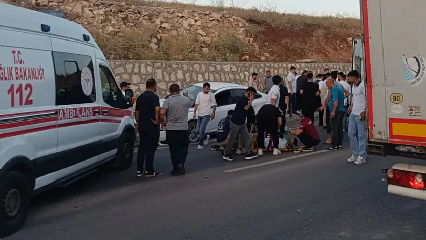 Siirt'te düğün konvoyunda korkutan kaza: Araç kaldırıma çıktı, 2 kişi yaralandı