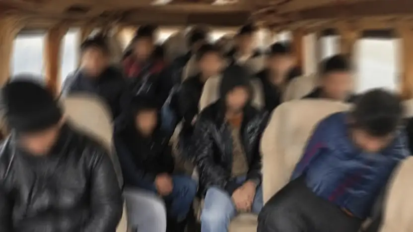 Siirt'te Durdurulan Araçta 12 Kaçak Göçmen Yakalandı