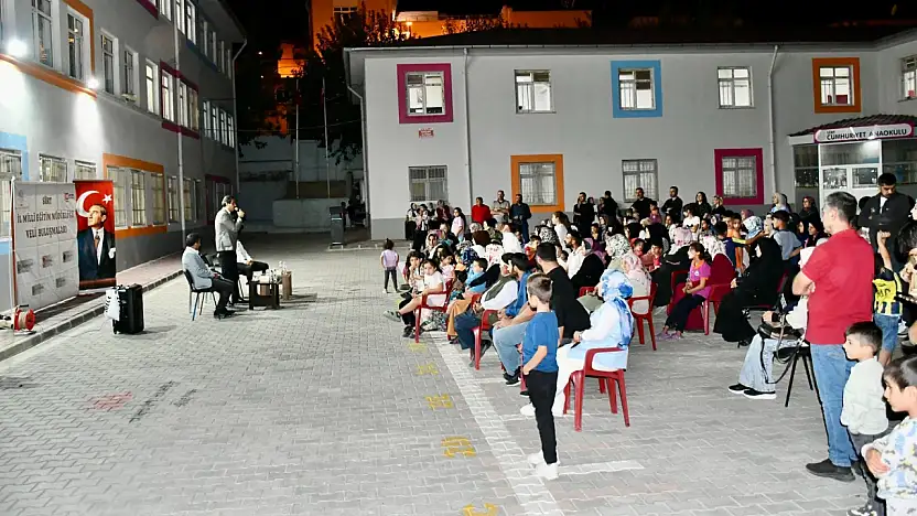 Siirt'te Eğitim İçin Akşam Mesaisi: Veliler Okul Bahçesinde Bir Araya Geldi