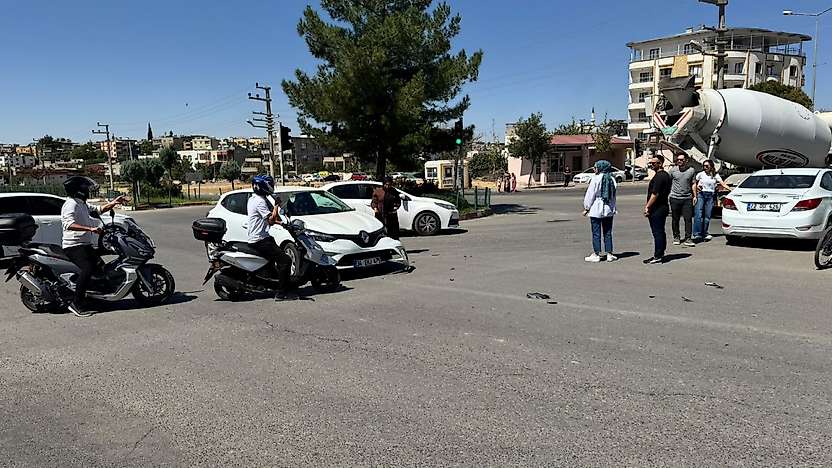 Siirt'te Emniyet Kavşağı'nda Trafik Kazası: Araçlarda Maddi Hasar Oluştu
