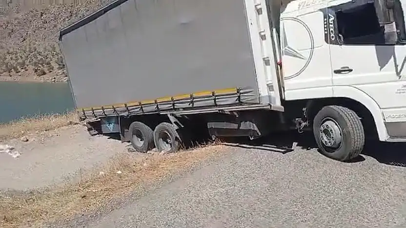 Siirt'te Facia Son Anda Önledi: Kamyon Yol Kenarında Asılı Kaldı