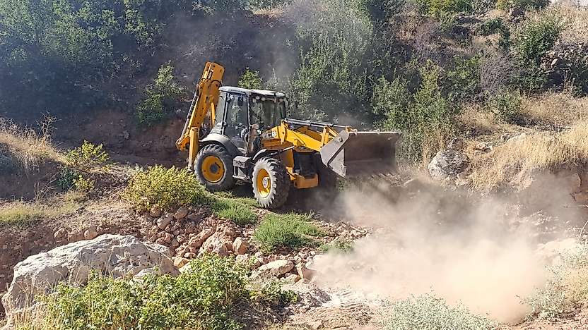 Siirt'te Fıstık Üreticilerine Yol Desteği: Bağ Yollarında Çalışma Sürüyor
