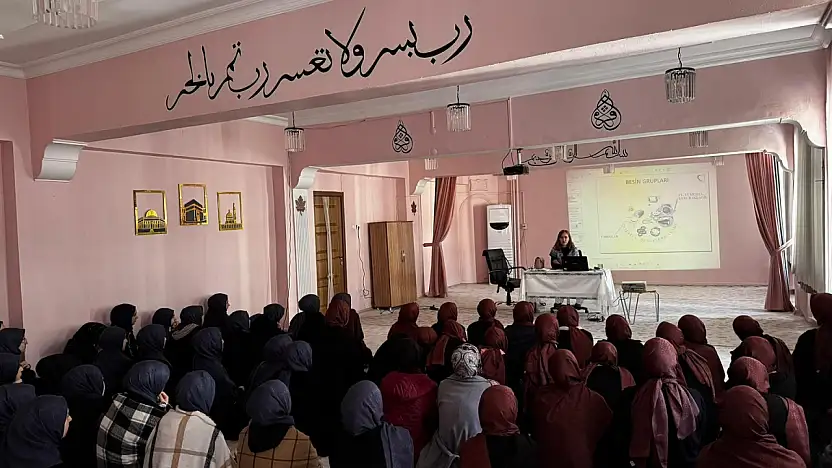 Siirt'te Gençlere Sağlıklı Beslenme ve Dijital Farkındalık Dersi