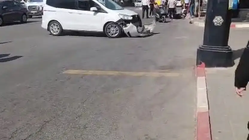 Siirt'te hafif ticari araç iki motosikletliye çarptı