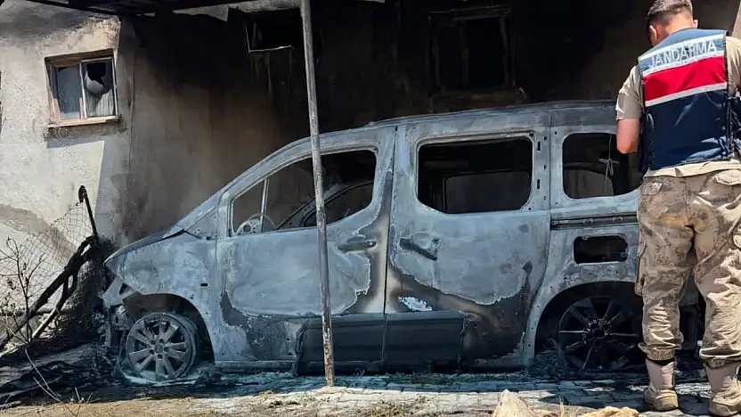 Siirt'te Hafif Ticari Araçta Başlayan Yangın Eve Sıçradı, Araç Küle Döndü