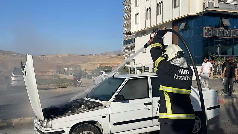 Siirt'te Hareket Halindeki Otomobil Yandı