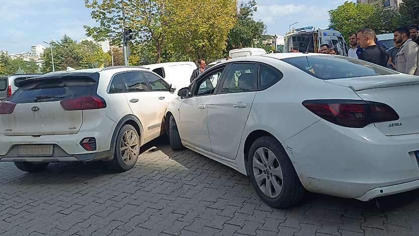 Siirt'te İki Araç Çarpıştı: Sürücüler Yaralandı