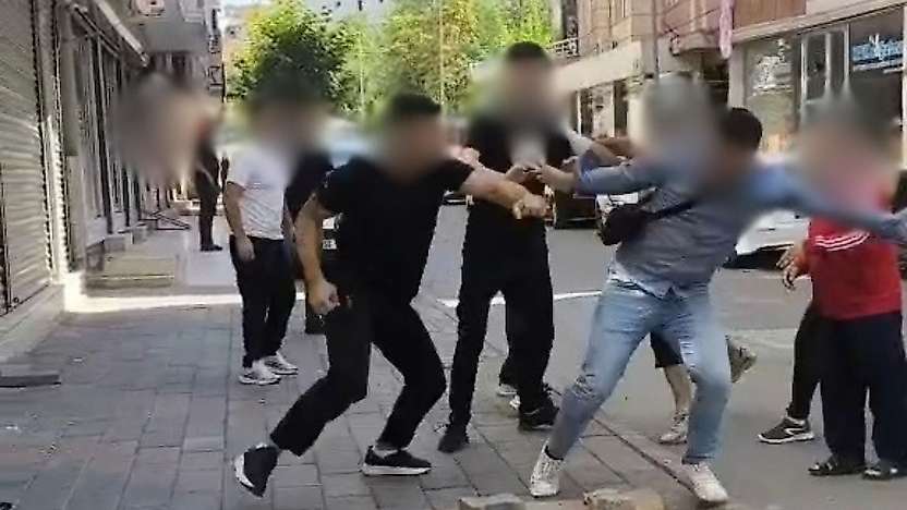 Siirt'te İki Grup Arasında Tekme Ve Yumruklu Kavga