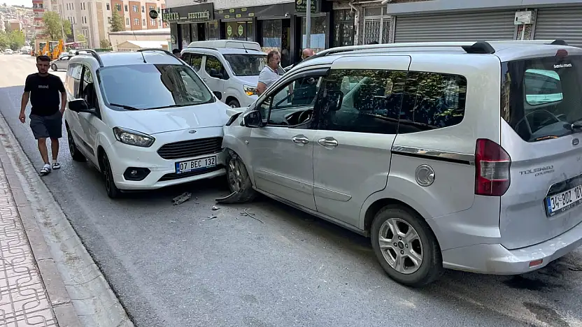 Siirt'te İki Hafif Ticari Araç Kafa Kafaya Çarpıştı: 1 Yaralı