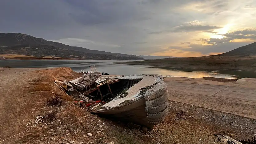 Siirt'te Ilısu Baraj Gölü'nde çürümeye bırakılan tekneler