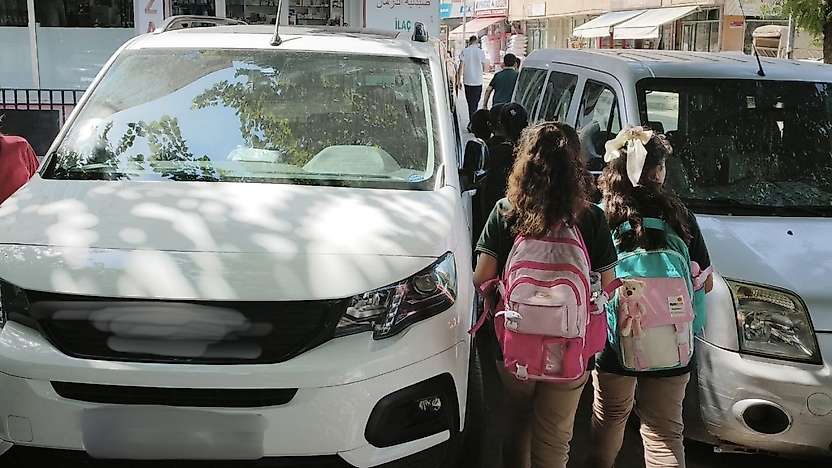 Siirt'te Kaldırıma Park Edilen Araçlar Öğrencileri Zor Durumda Bırakıyor