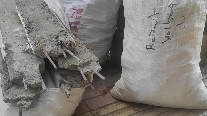 Siirt'te Kaldırıma Bırakılan Demir Çubuklu Molozlar Küçük Kızı Yaraladı