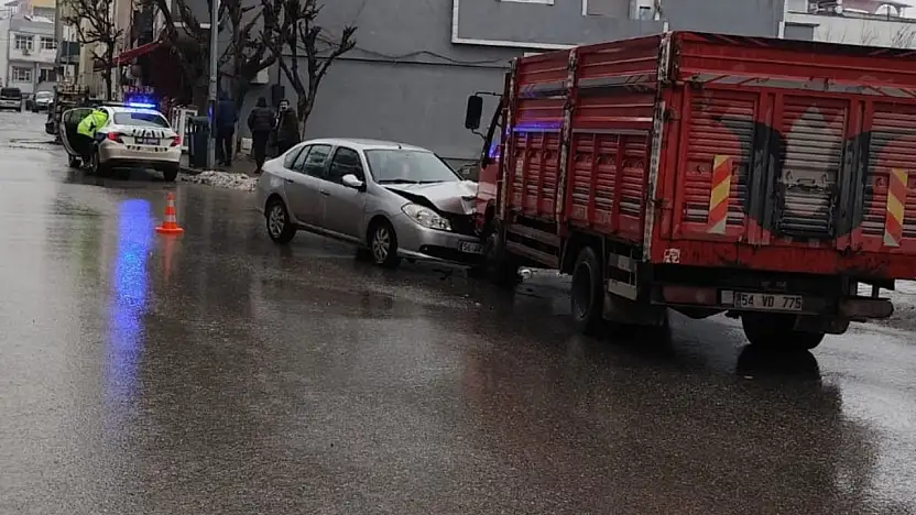 Siirt'te kamyon ile otomobil kafa kafaya çarpıştı