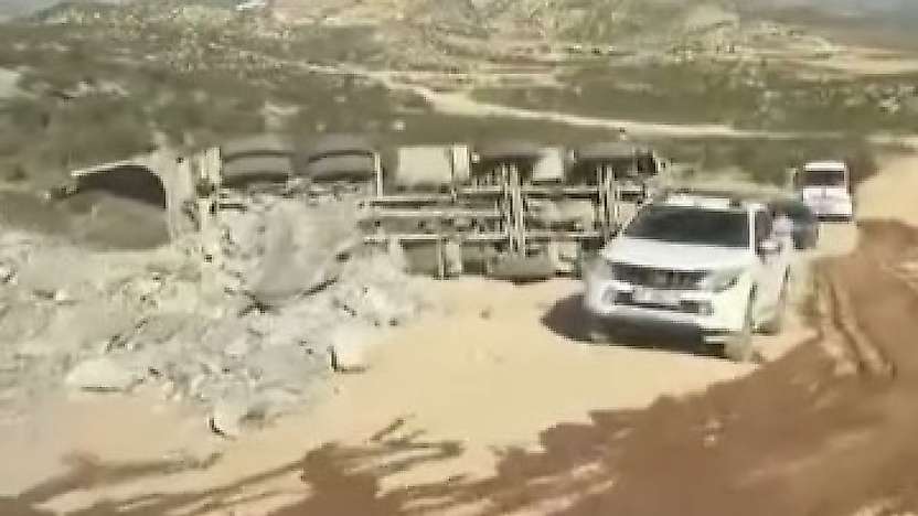 Siirt'te Kamyon Yol Kenarına Devrildi: Yaralanan Yok