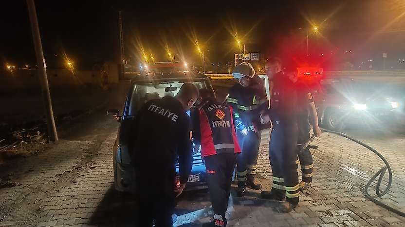 Siirt'te Kamyonetten Yoğun Duman Yükseldi: İtfaiye Ekipleri Müdahale Etti