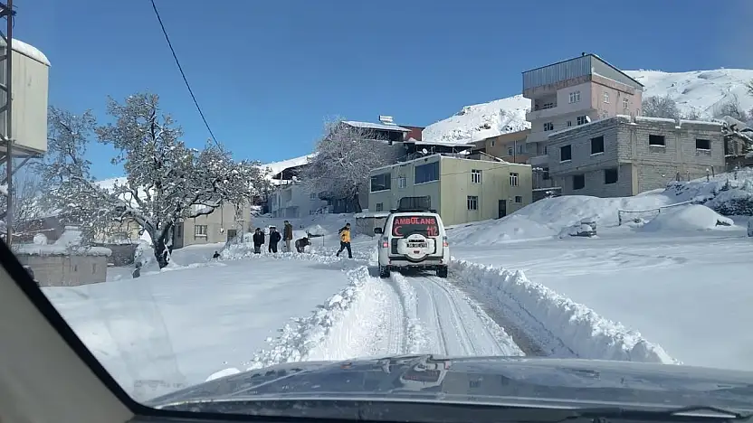 Siirt'te kar engeli aşıldı: Hastalanan kadın ekiplerin çalışmasıyla kurtarıldı