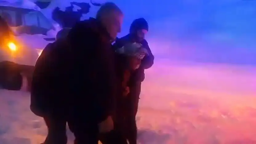 Siirt'te kar engelini ekipler aştı: Şirvan Daltepe Köyü'nde fenalaşan hasta kurtarıldı