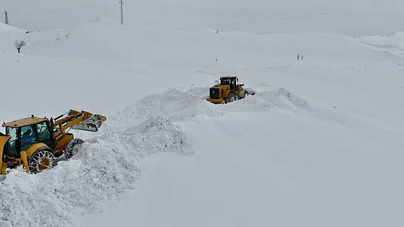 Siirt'te kar kalınlığının yer yer 2 metreyi bulduğu bölgede yol açma çalışması