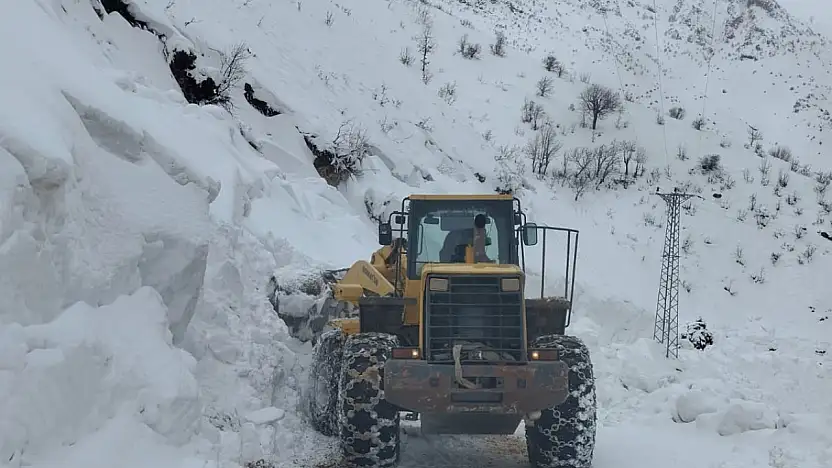 Siirt'te Kar ve Tipi Ulaşımı Aksattı: 131 Köy Yolu Kapandı
