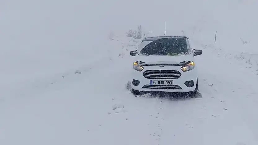 Siirt'te kar yolu kapattı: Eruh–Şırnak hattında onlarca araç mahsur