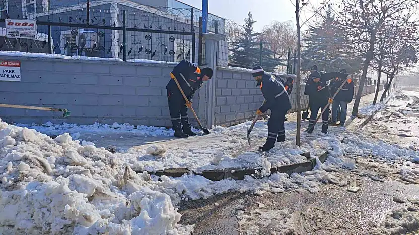 Siirt'te kar mesaisi gece gündüz sürüyor