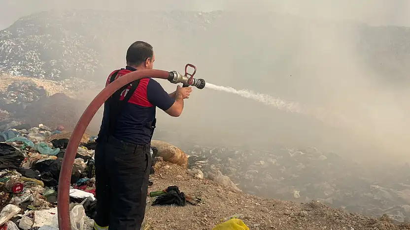 Siirt'te Katı Atık Sahasında Büyük Yangın: Ekipler 4 Saattir Alevlerle Mücadele Ediyor