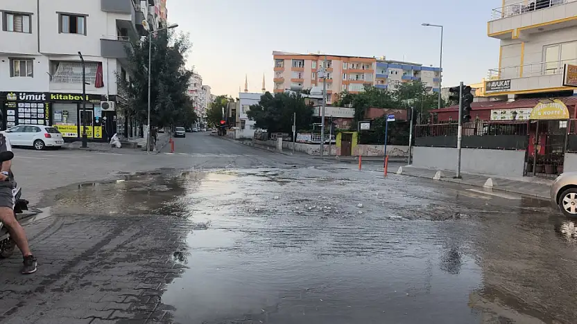 Siirt'te Kavşakta Rögar Taştı, Yol Suyla Kaplandı