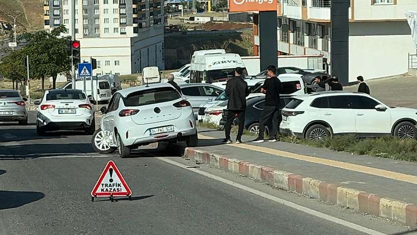 Siirt'te Kazaların Eksik Olmadığı Işıklarda Yine İki Araç Çarpıştı