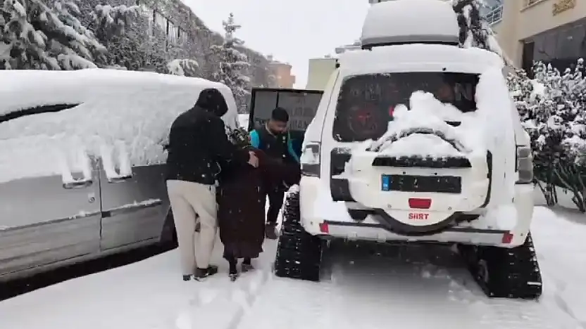 Siirt'te kent merkezinde diyaliz hastası UMKE ekipleri tarafından kar paletli araçla hastaneye ulaştırıldı