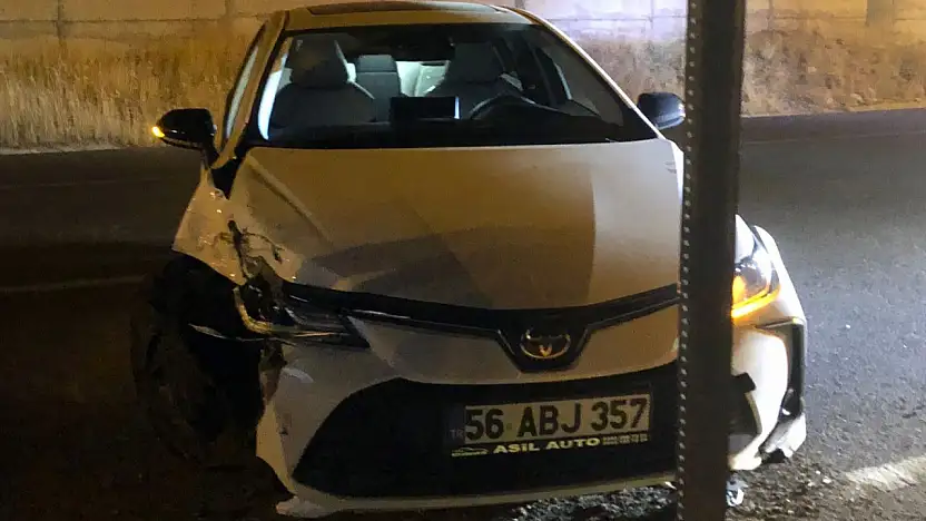 Siirt'te sürücüsünün kontrolden çıkan araç elektrik direğine çarparak durdu!