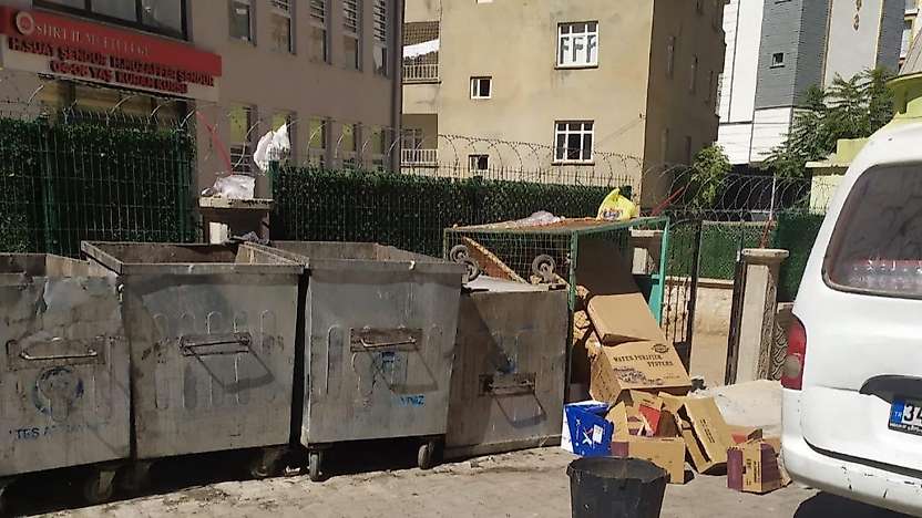 Siirt'te Kur'an kursunun önündeki çöp alanına velilerden tepki