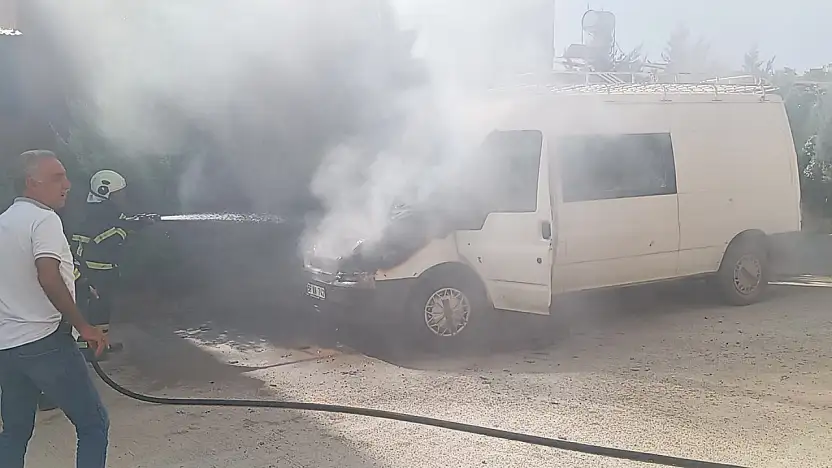 Siirt'te Medrese Yanında Bir Araç Alev Alev Yandı