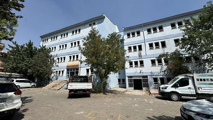 Siirt'te Mehmet Akif Ersoy Ortaokulu'nda Yıkım Öncesi Çalışmalar Başladı