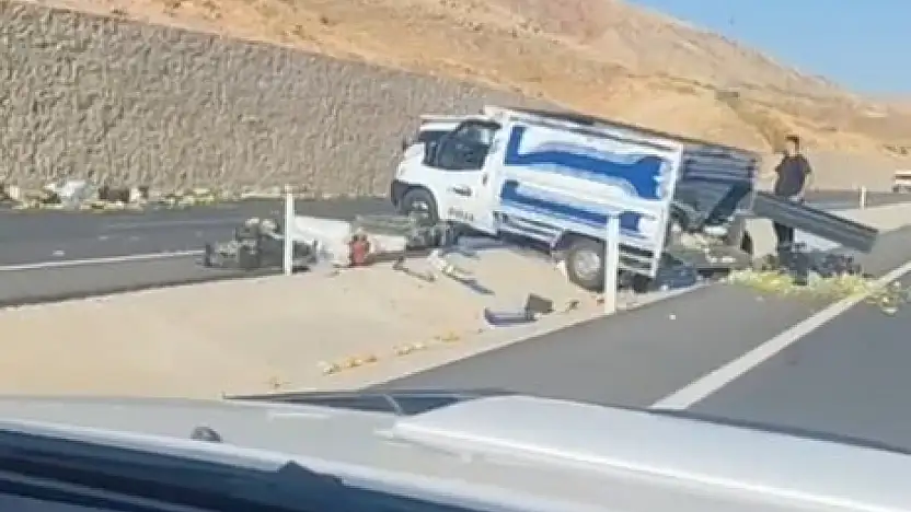 Siirt'te Meyve ve Sebze Yüklü Pikap Kontrolden Çıktı, Meyve ve Sebzeler Yola Savruldu