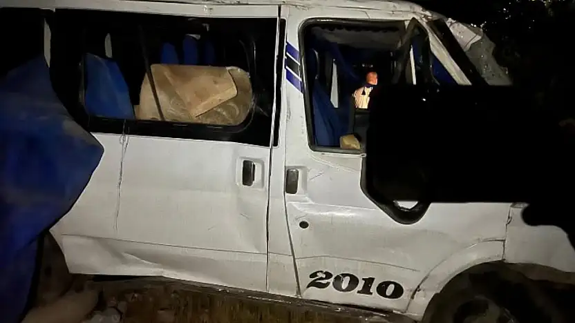 Siirt'te Minibüs Devrildi: Sürücü Kazayı Yara Almadan Atlattı