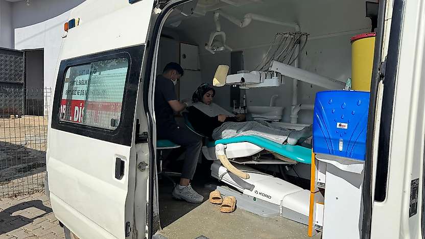 Siirt'te Mobil Diş Sağlığı Hizmeti Tuzkuyusu Köyü'nde Vatandaşlarla Buluştu